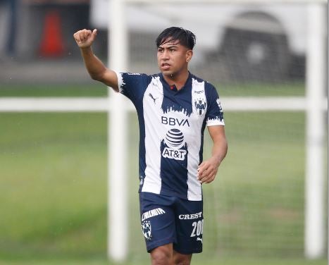 Neder Hernández en un juego de las inferiores de Rayados