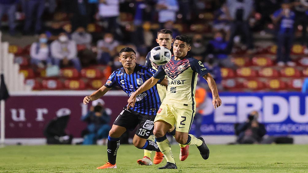 Luis Fuentes controla un balón en el partido ante Querétaro