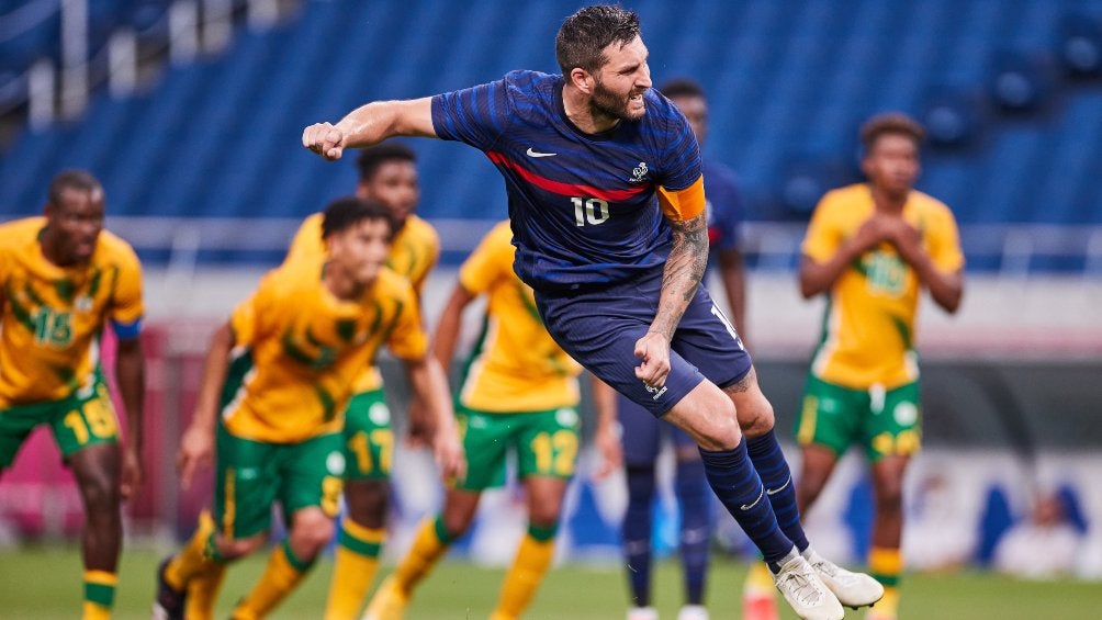 André-Pierre Gignac en acción con la selección de Francia