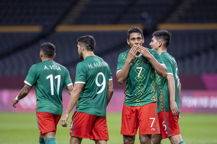 Jugadores mexicanos festejando el triunfo ante Sudáfrica 