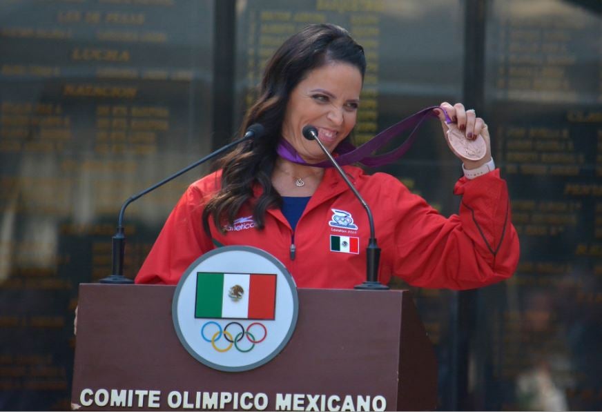 Luz Acosta en conferencia de prensa