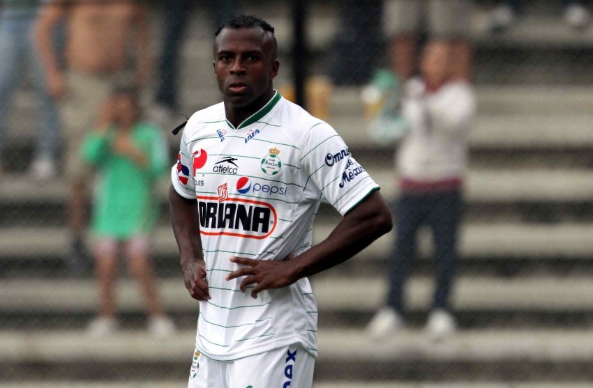 Chucho Benítez en un partido de Santos