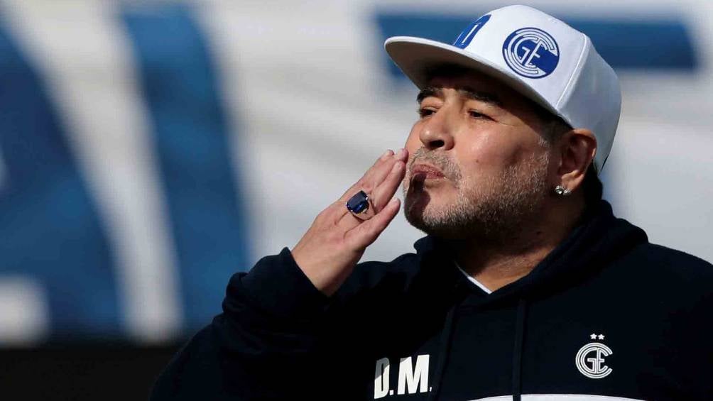 Maradona en un partido mientras dirigía en la liga de Argentina