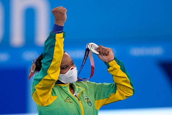 Andrade celebra la primera presea en gimnasia femenil para Brasil