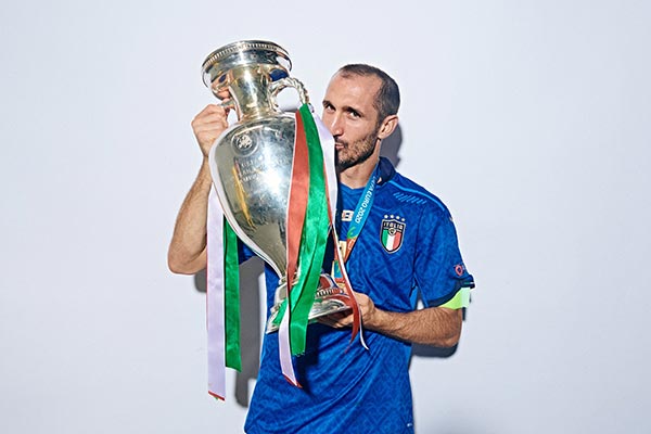 Chiellini con su reciente título de la Eurocopa