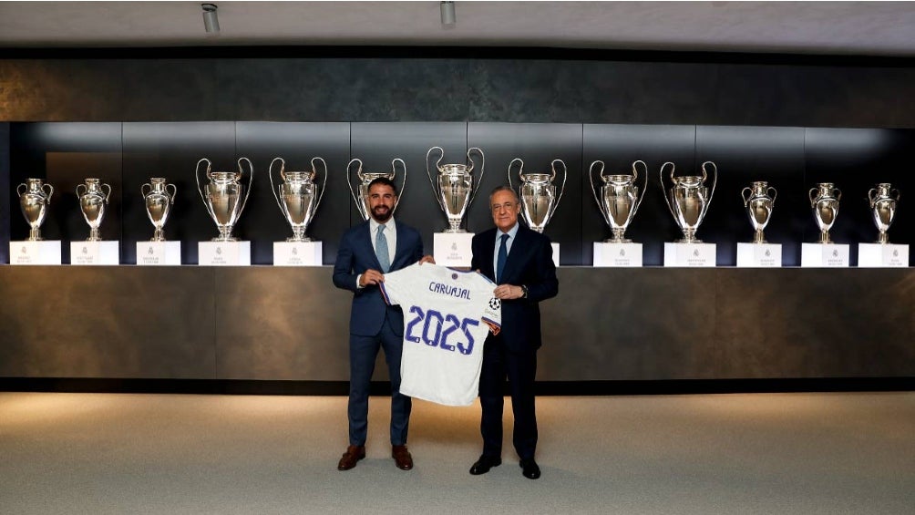 Dani Carvajal posa junto a Florentino Pérez con la playera del Real Madrid