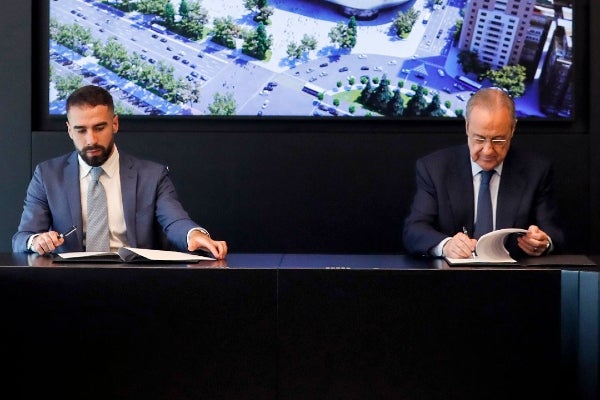 Dani Carvajal firma su ampliación de contrato junto a Florentino Pérez