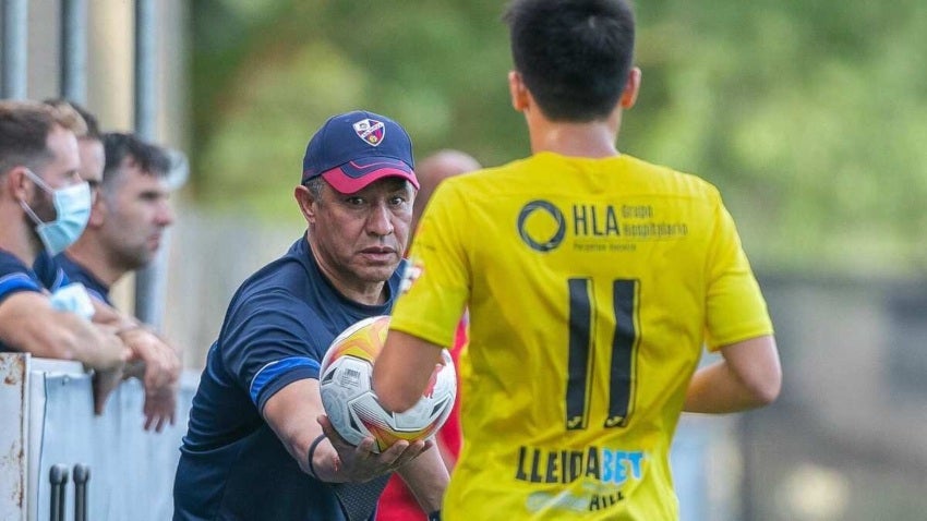 Ignacio Ambriz en un partido de preparación del Huesca