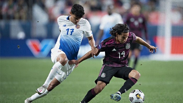 Lainez protege el balón en la última Nations League