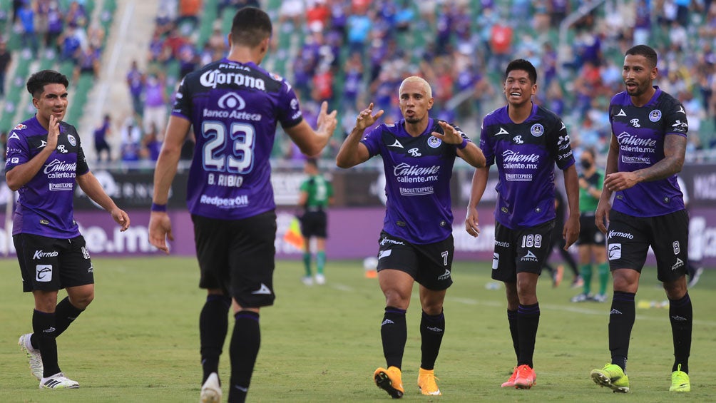 Jugadores del Mazatlán, en festejo de gol