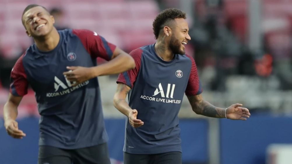 Mbappé y Neymar en un calentamiento con el PSG