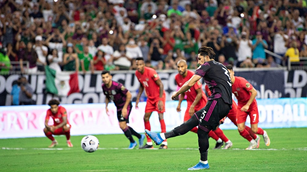 Carlos Salcedo en partido vs Canadá