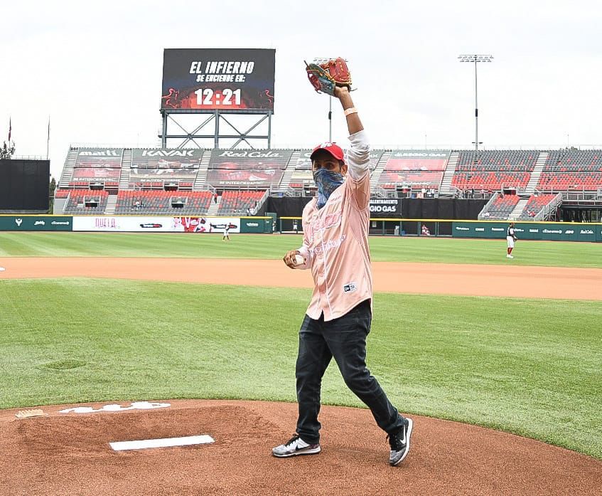 Jorge Campos lanzando en el juego de los Diablos