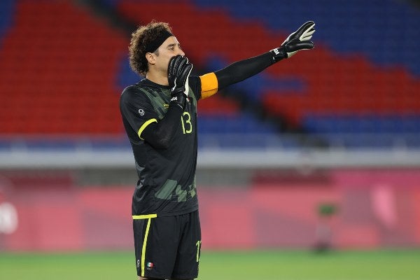 Guillermo Ochoa en acción en Tokio 2020