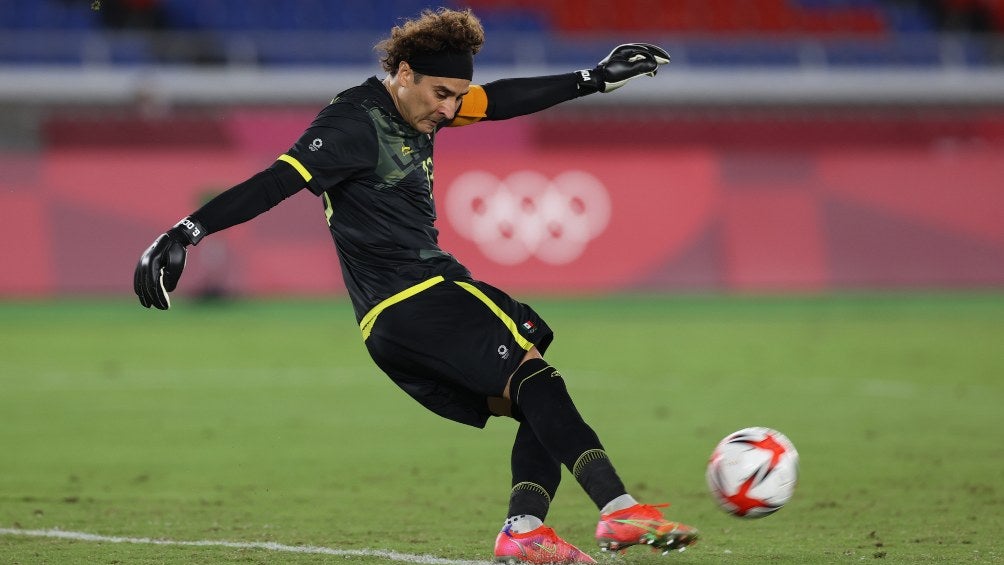 Guillermo Ochoa en acción en Tokio 2020