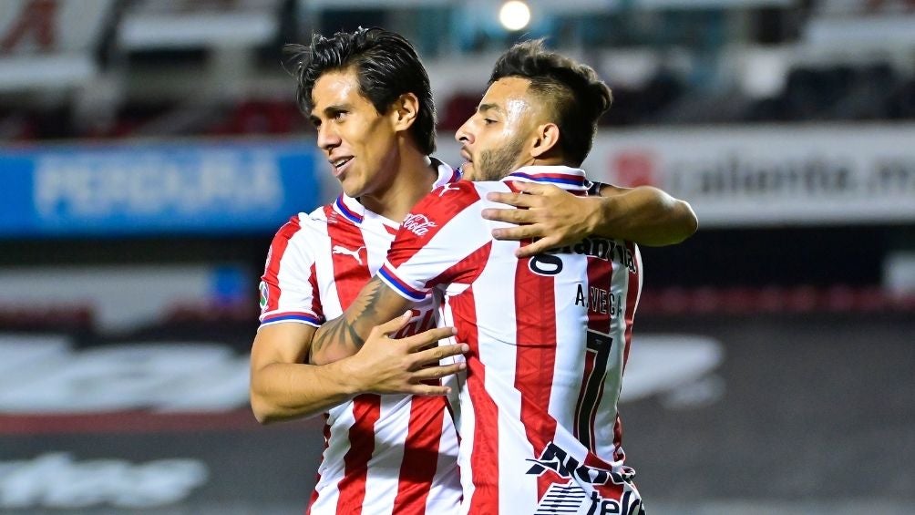 Macías y Vega en un partido de Chivas 