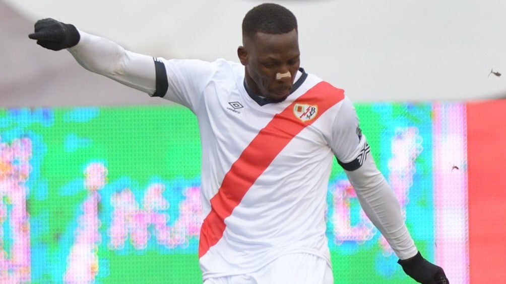 Luis Advíncula en acción con el Rayo Vallecano