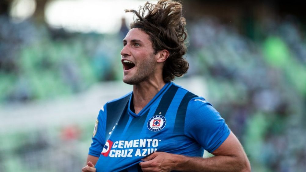 Santiago Giménez, delantero de Cruz Azul, celebrando un gol