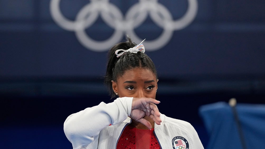 Simone Biles se lamenta en Tokio 2020