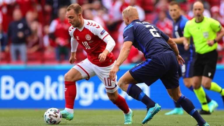 Eriksen durante el partido con Finlandia, momentos antes de su accidente