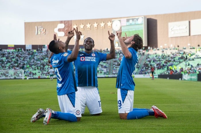 Jugadores de Cruz Azul en festejo ante Santos