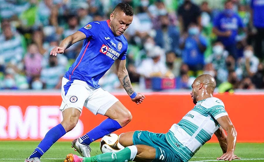 Doria pelea el balón con Jonathan Rodríguez en la Final del torneo pasado