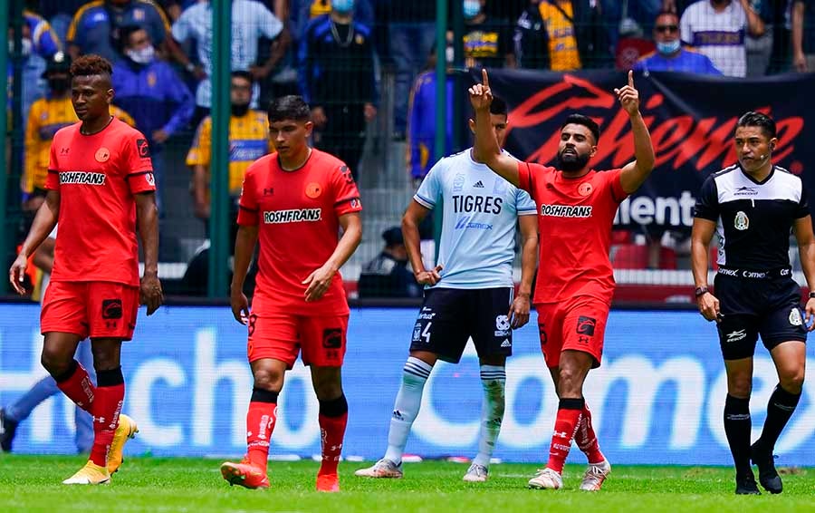 Jugadores del Toluca celebran gol ante Tigres