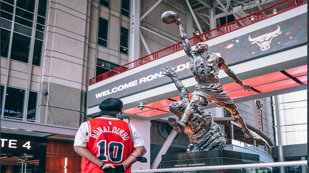 Ronaldinho en el United Center de los Chicago Bulls