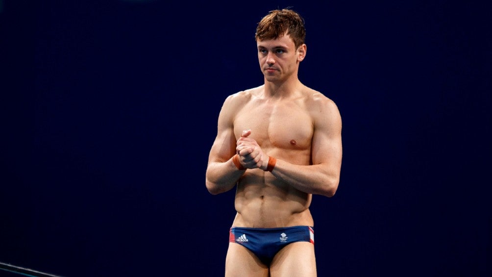 Tom Daley durante una competencia en Tokio 2020