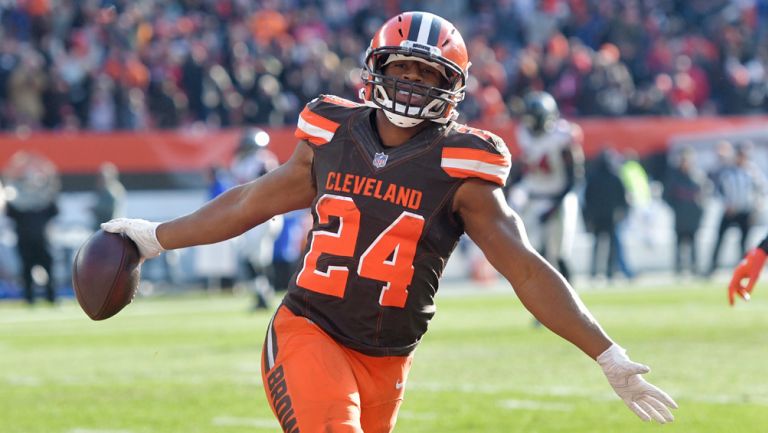 Nick Chubb celebra una anotación de los Browns ante Atlanta 