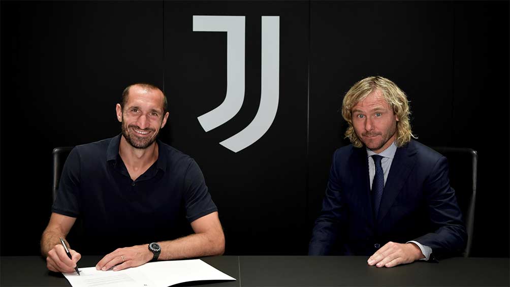 Chiellini firmó su nuevo contrato junto a Pavel Nedved, vicepresidente del equipo