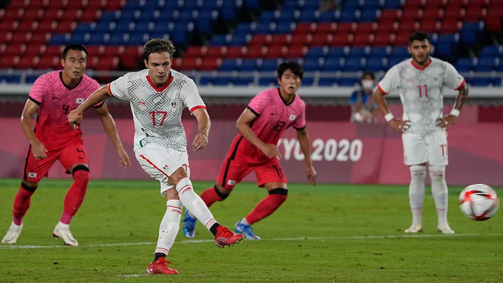 Sebastián Córdova tirando un penal ante Corea del Sur