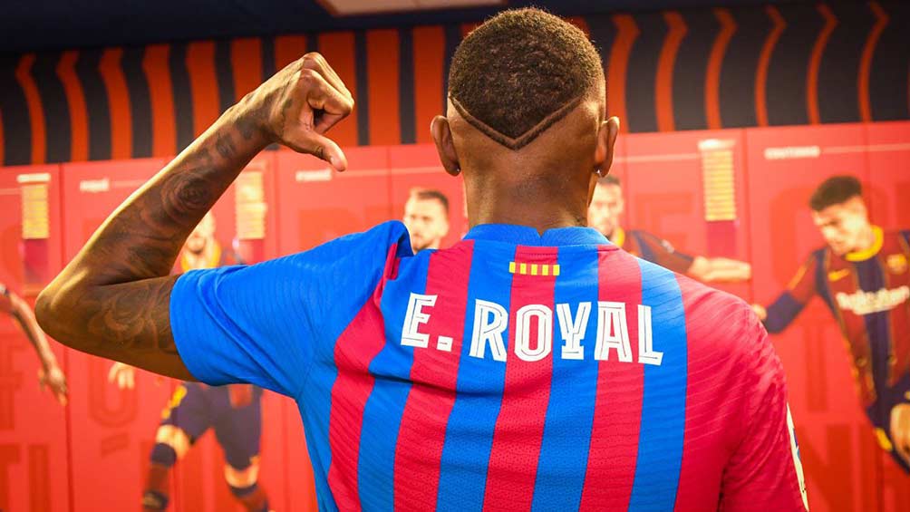 Emerson posa con el jersey del Barcelona