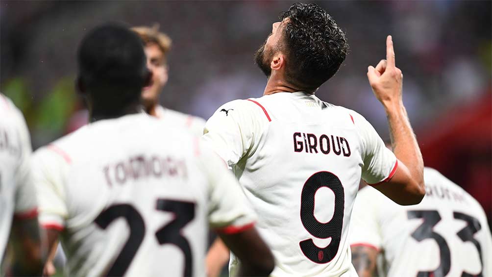 Giroud festeja su primer gol con el Milan