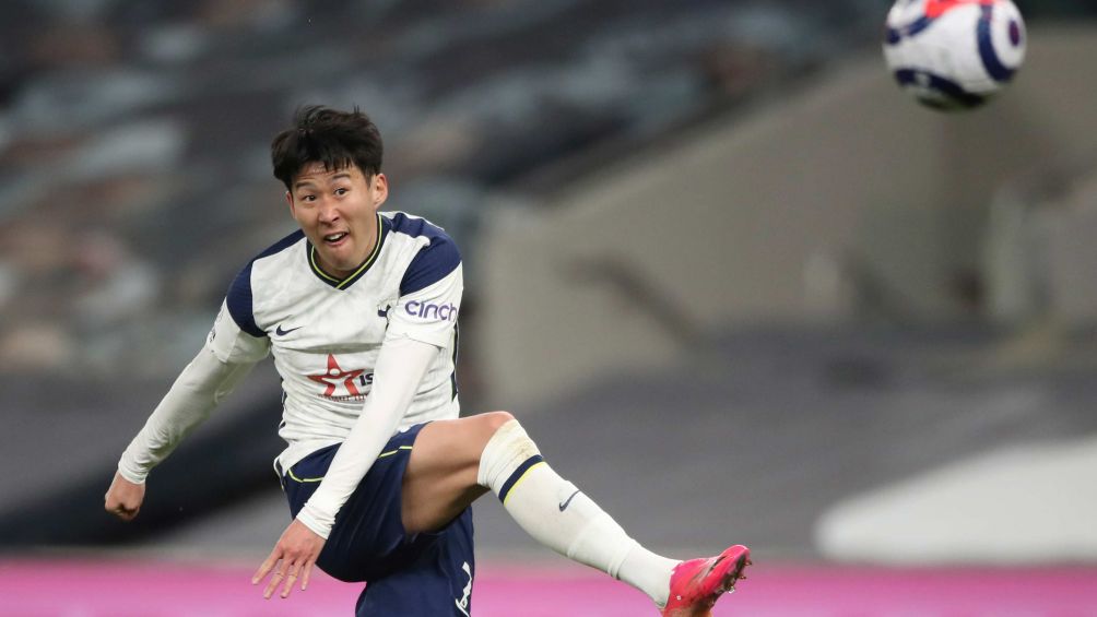 Son Heung-Min durante un partido con el Tottenham la temporada pasada