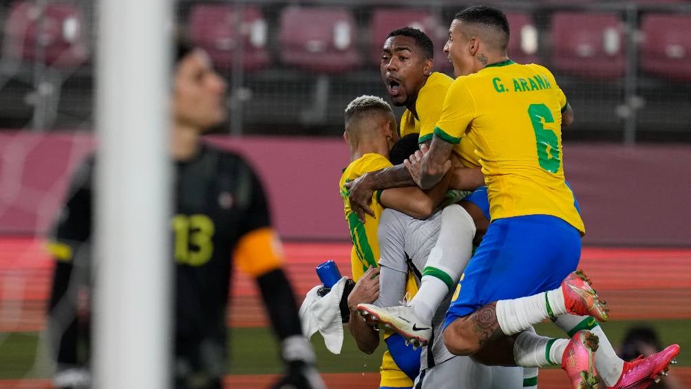 Los jugadores de Brasil celebrando y Ochoa viendo al cielo