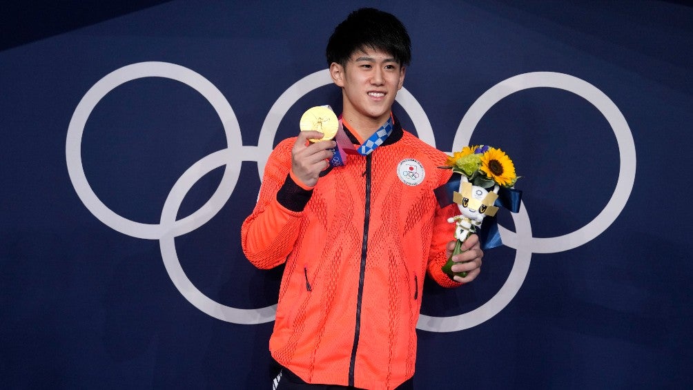 Daiki Hashimoto con su segunda presea de Oro en Tokio 2020