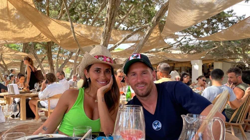 Messi y su esposa Antonela disfrutan de un restaurante