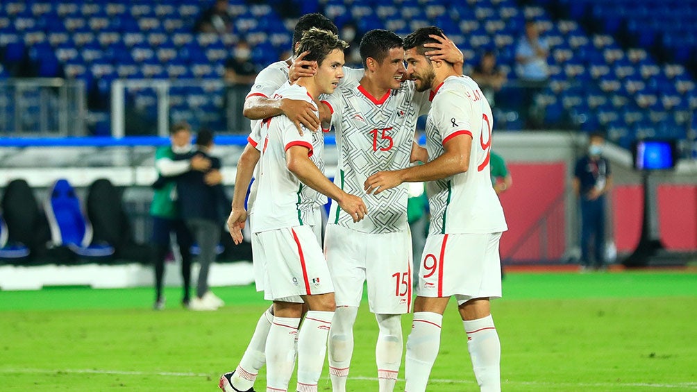 Jugadores de México festejan un gol contra Corea