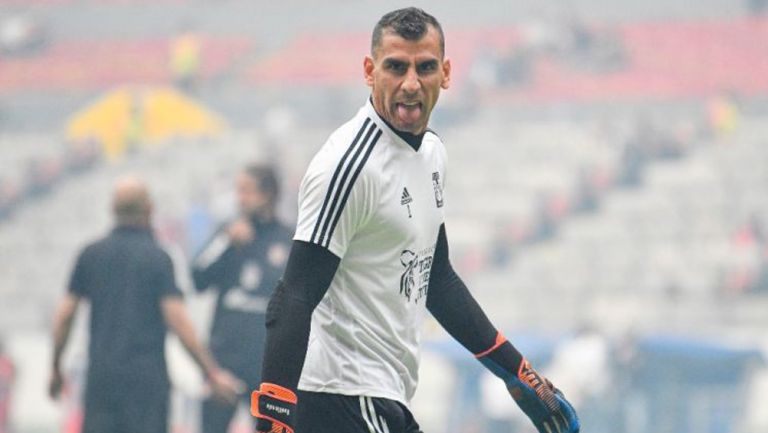 Nahuel Guzmán durante un partido con Tigres