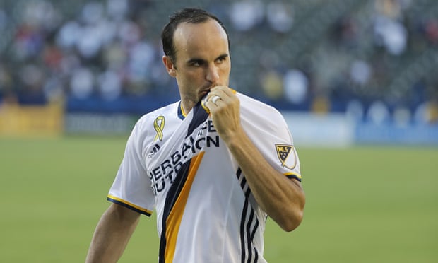 Donovan besa escudo del jersey del Galaxy