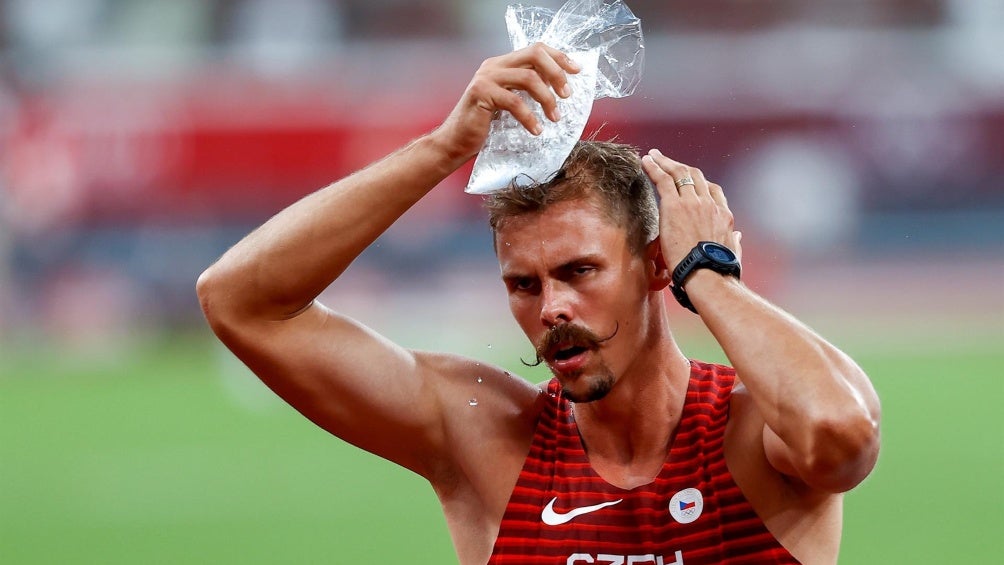 Atleta checo con una bolsa con hielos