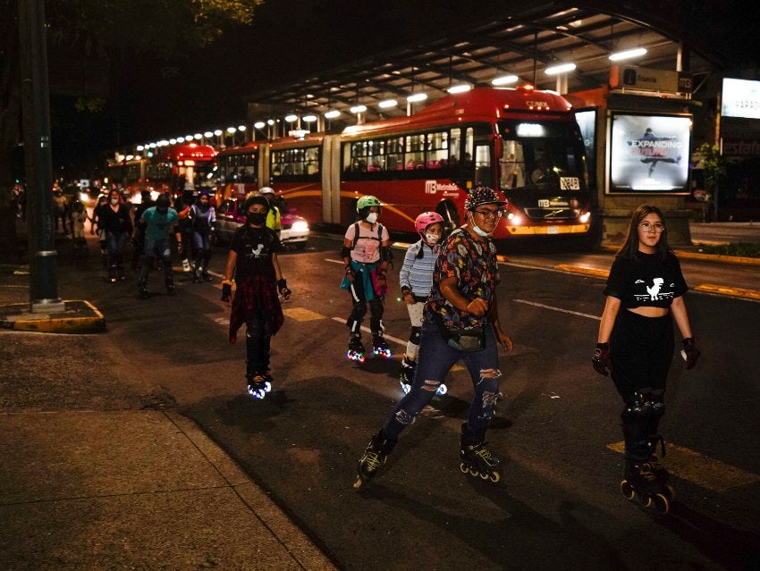 Personas patinando en la CDMX