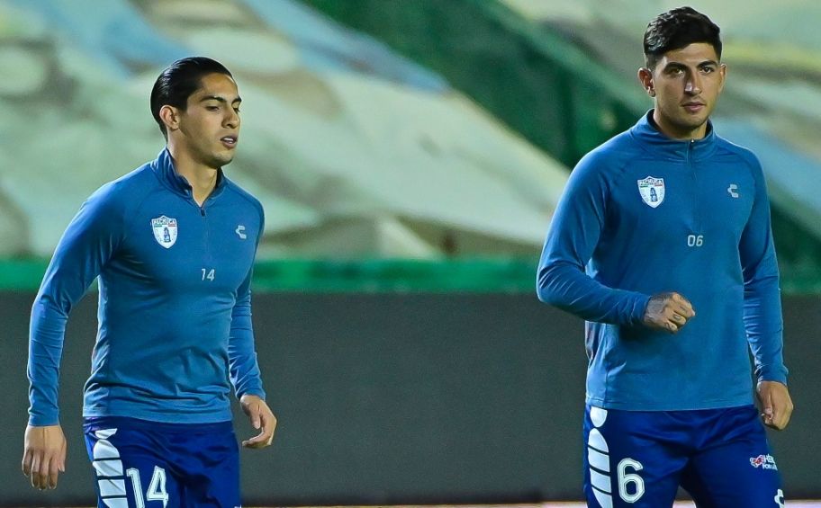 Víctor Guzmán y Erick Aguirre previo a un juego de Pachuca