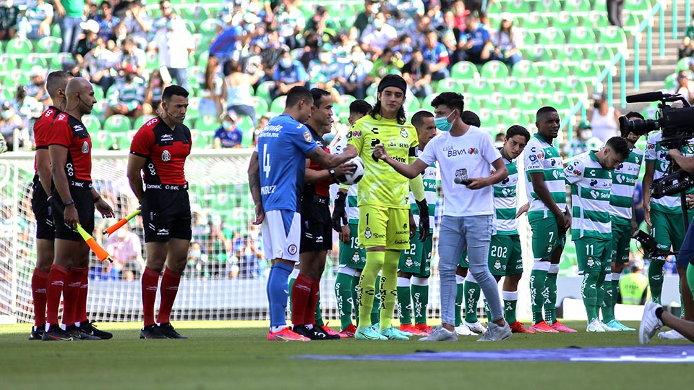 Jugadores de Cruz Azul y Santos previo a un partido