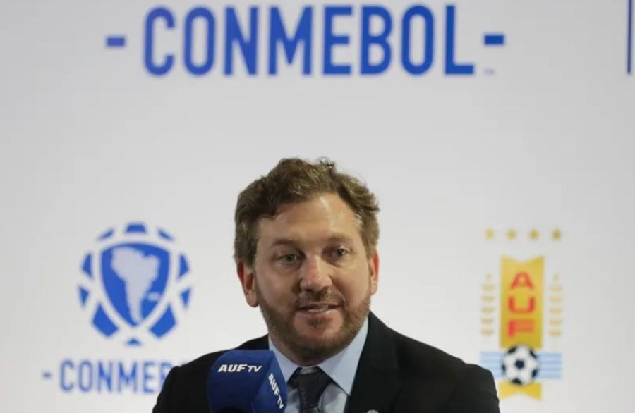 Ignacio Alonso, presidente de la Asociación Uruguaya de Futbol, en conferencia 