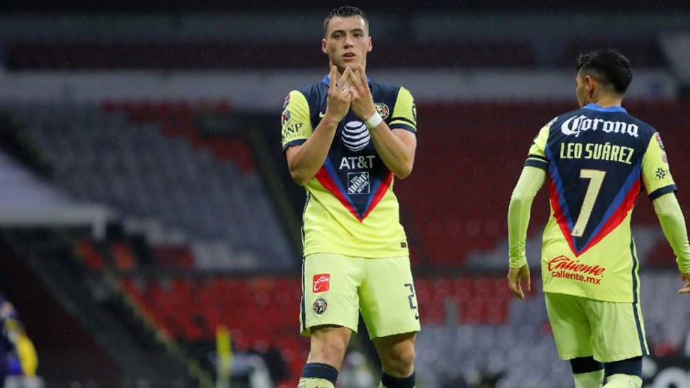 Federico Viñas celebra gol con América 