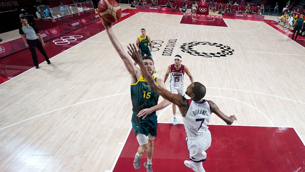 Kevin Durant tratando de tapar a un jugador australiano