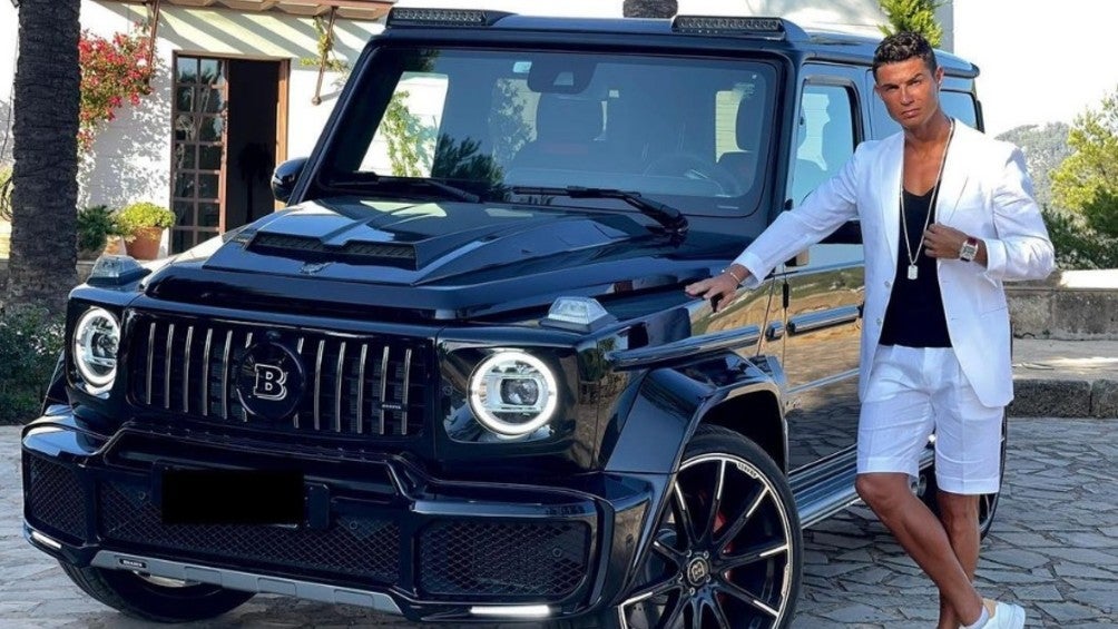 Cristiano Ronaldo posa junto al Brabus GV 12 900