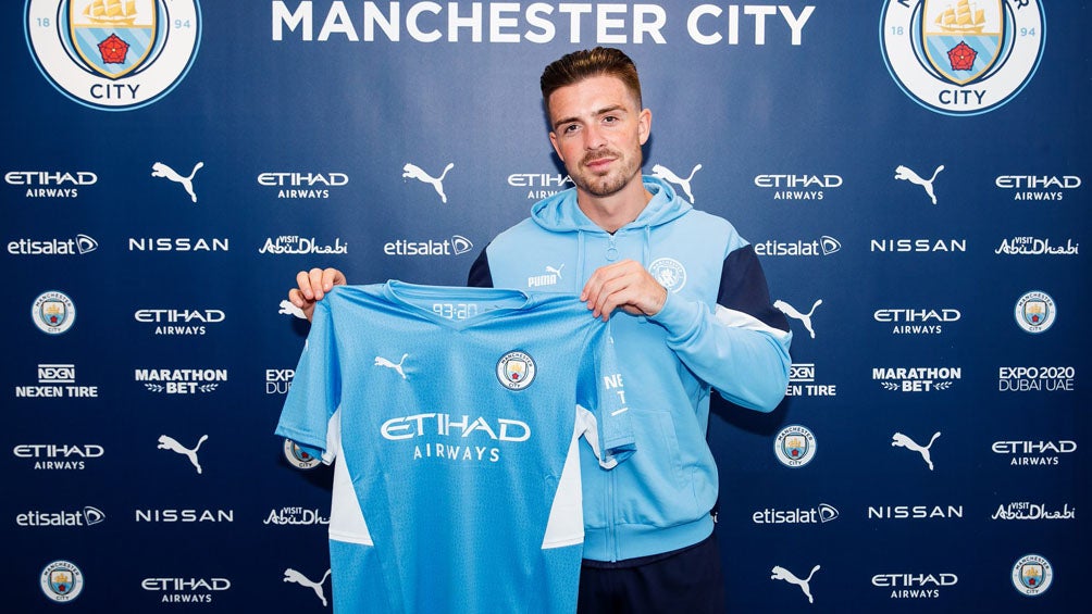 Jack Grealish posa con la camiseta del Manchester City 